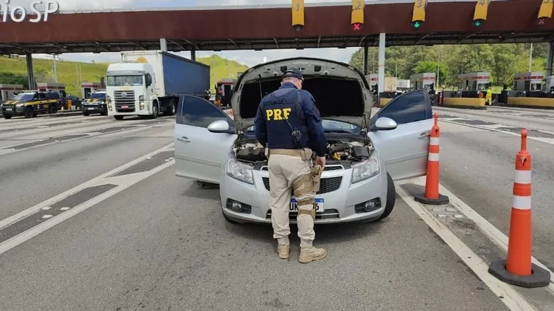 PRF recupera veículo roubado na Via Dutra em Jacareí