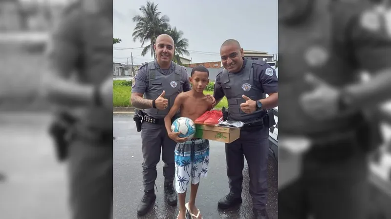 Policiais entregam tênis de futebol para menino que tem sonho de ser jogador