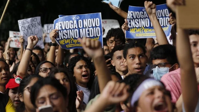 Estudantes fazem passeata pela revogação do novo ensino médio em SP