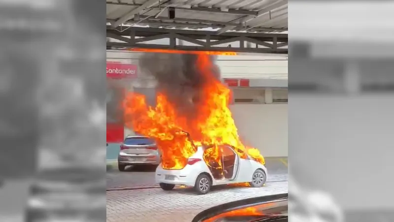 Pane elétrica faz carro pegar fogo na região central de Campinas