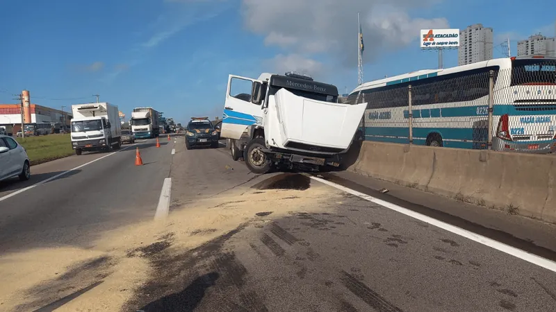 VÍDEO: Colisão entre caminhão e carro deixa 2km de lentidão na Dutra em Pinda