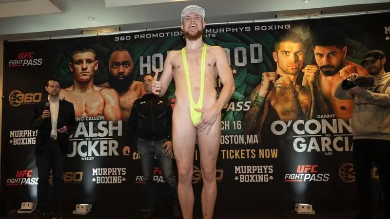 Boxeador Francis Hogan usa "sunga do Borat" em pesagem antes de luta