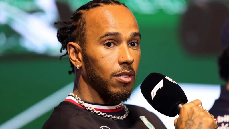 Lewis Hamilton recua em críticas à Mercedes e diz confiar 100% na equipe