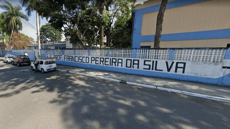 Aluno borrifa gás lacrimogêneo no corredor de escola em São José, veja o vídeo!