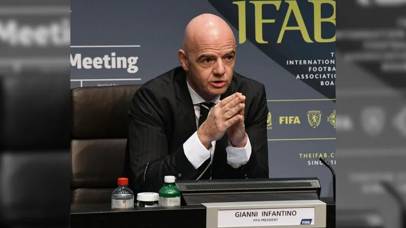 Reeleito presidente da Fifa, Infantino exalta Copa 'mais inclusiva de todas'