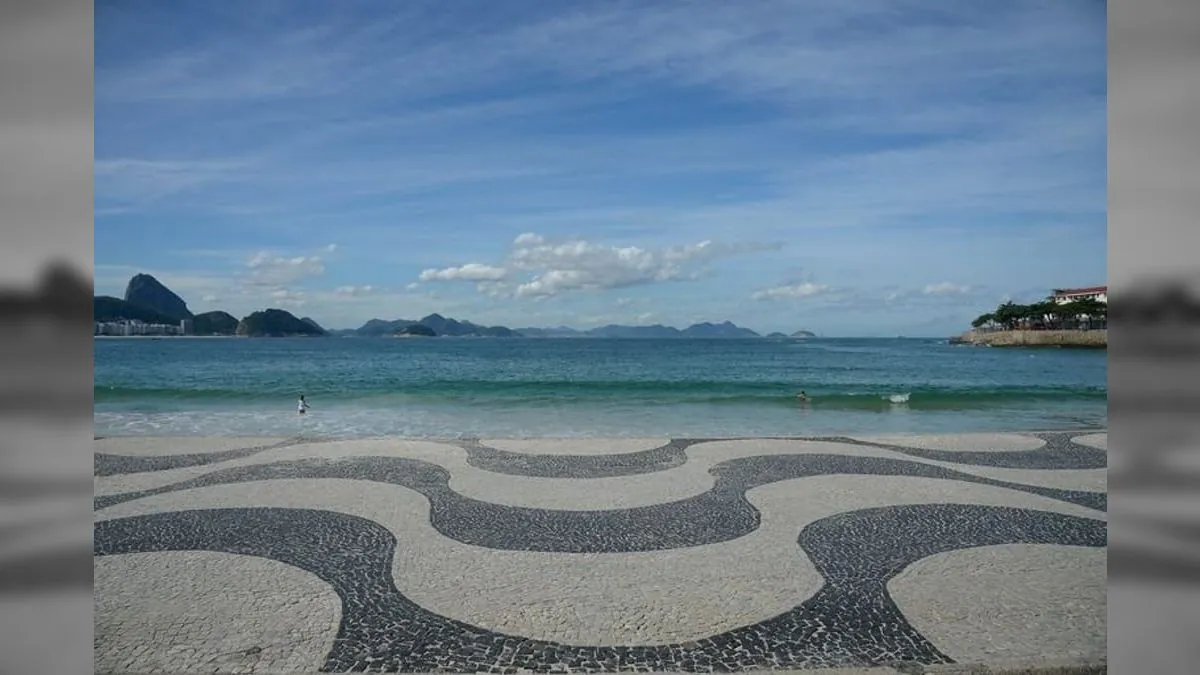 Domingo é dia de yoga na Praia de Ipanema