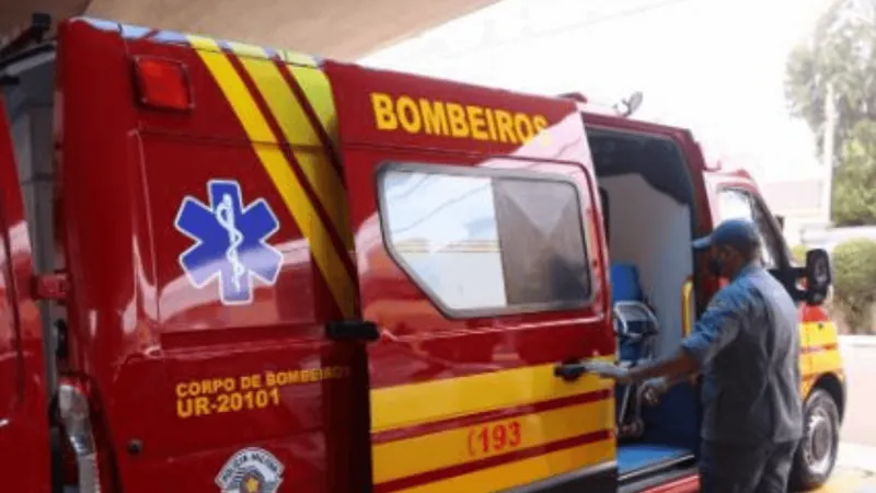 Homem perde o controle de veículo e cai em valeta em São José dos Campos