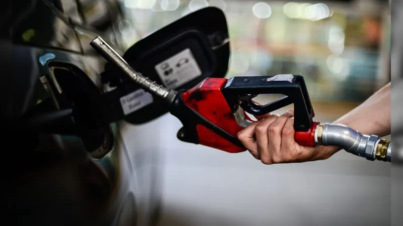 Após alta no preço médio de revenda da gasolina, postos têm queda de R$0,03