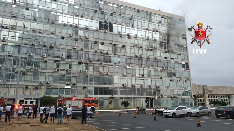 Incêndio atinge prédio da Marinha, em Brasília