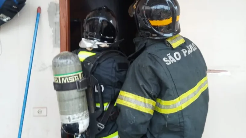 Os bombeiros tiveram trabalho para controlar as chamas