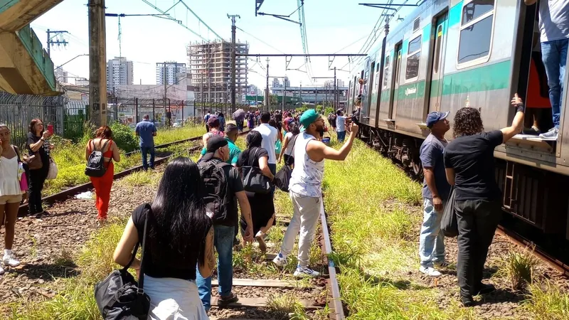 Trem da linha 8 da Viamobilidade descarrila com passageiros em SP