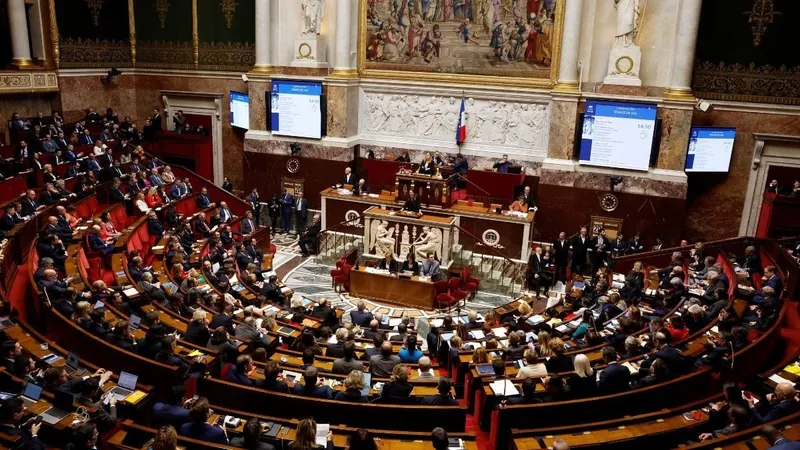 Macron sobrevive à votação de desconfiança após reforma da previdência