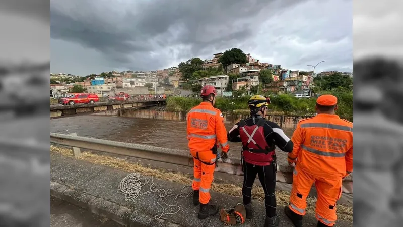 Bombeiros retomam buscas por homem arrastado por enxurrada em BH