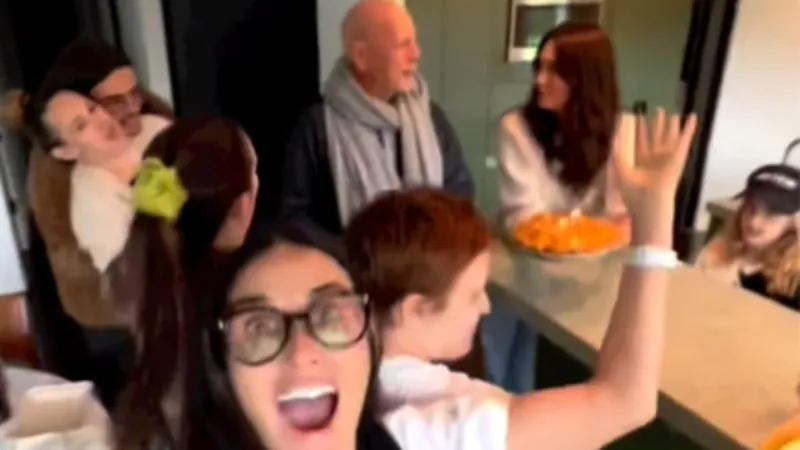 Demi Moore canta parabéns para o ex Bruce Willis no dia de seu aniversário