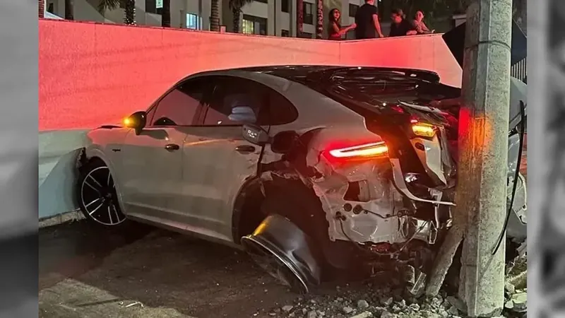 Homem bate Porsche avaliado entre R$700 mil e R$1 milhão em Nova Lima