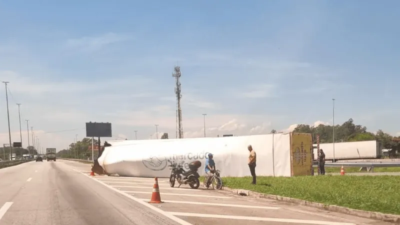 Carreta do Mercado Livre tomba e sofre tentativa de furto em Jacareí