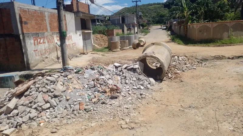 Moradores de Japeri sofrem com obras inacabadas que começaram há dois anos