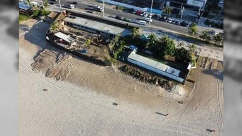 Materiais de obras na areia da praia da Barra da Tijuca começam a ser retiradas