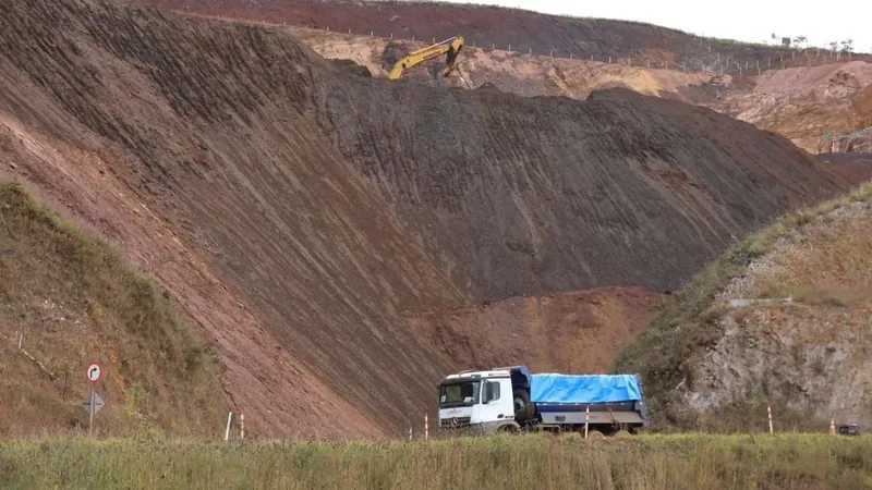 Mineração PF prende caminhões com carregamento ilegal na serrqa do curral rádio