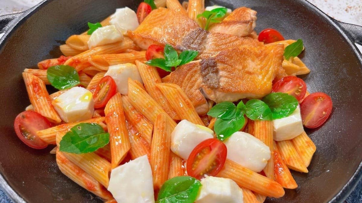 Filé de salmão grelhado com pasta caprese | Band Receitas