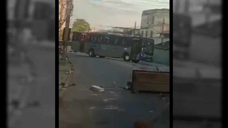 Moradores fazem protesto depois de dois homens morrerem baleados no Morro do 18