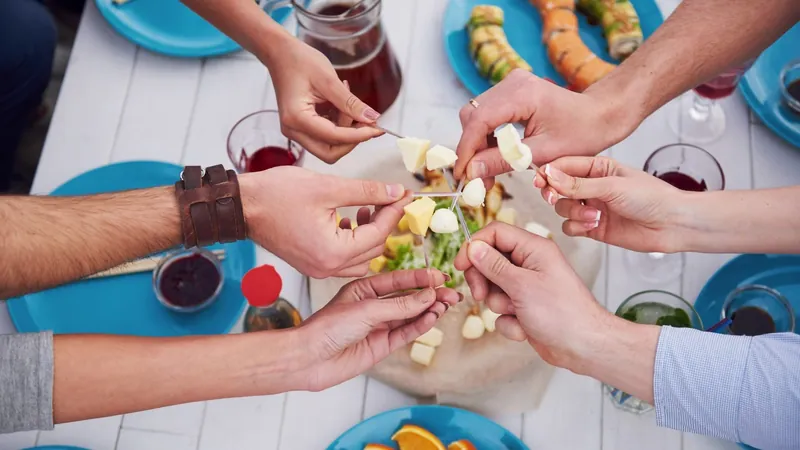 Comer com os amigos pode ser mais saudável do que se alimentar de frituras e lanches