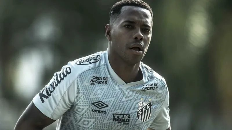 STJ dá cinco dias para Robinho entregar passaporte