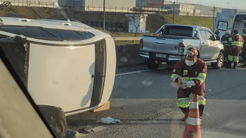 Motorista fica ferido após capotar com carro na Dutra, em Lorena