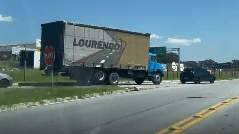 Colisão lateral na Dutra em São José dos Campos causa 2km de lentidão