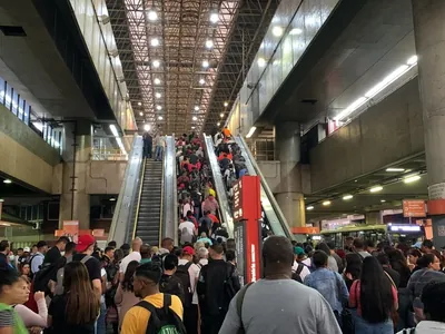 Greve paralisa linhas 1-Azul, 2-Verde, 3-Vermelha e 15-Prata do Metrô de SP