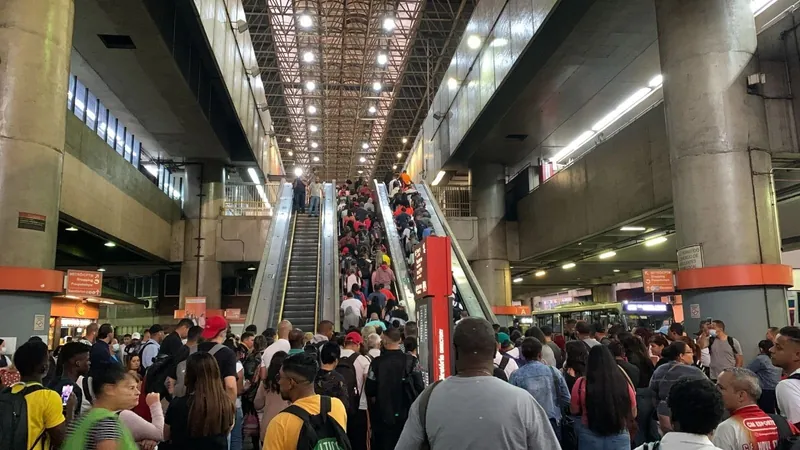 Estações do Metrô de São Paulo amanhecem com portas fechadas nesta quinta (23)