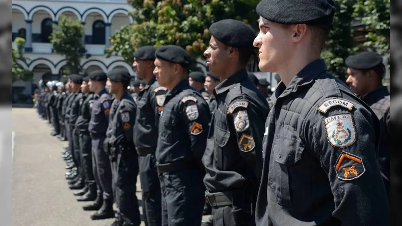 Adolescente de 17 anos é apreendido após roubar carro e trocar tiros com polícia