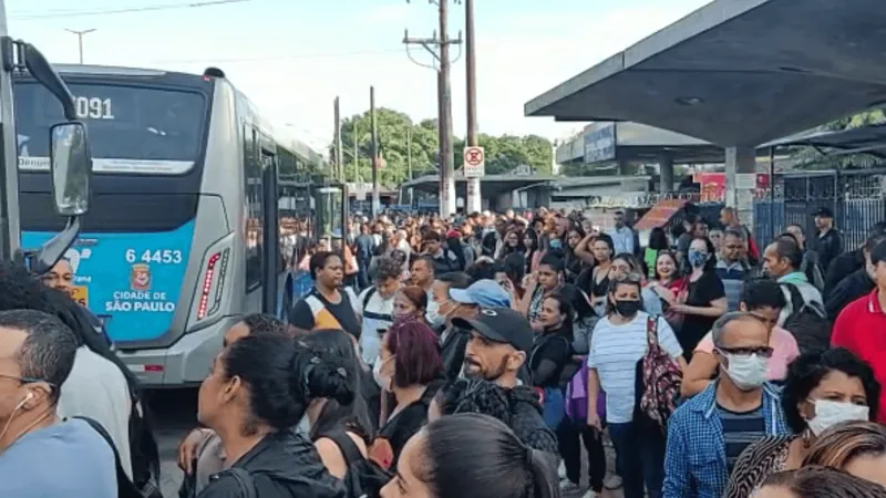 Greve no Metrô de SP gera filas extensas e lotações em pontos de ônibus