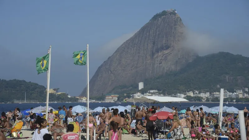 Vendas de ambulantes nas praias do Rio de Janeiro aumentam mais de 50%