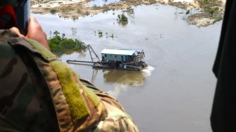 Polícia Federal destrói três balsas utilizadas pelo garimpo ilegal no Amazonas