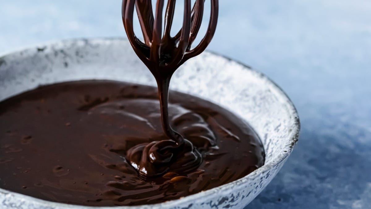 Como Fazer Bolo de Chocolate com Cobertura Ganache - Receita de Páscoa 