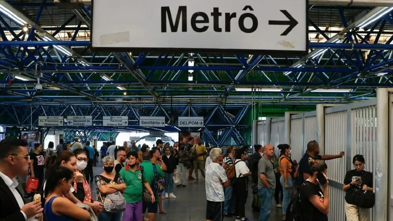 Metrô de SP entra no segundo dia de greve e tem operação reduzida