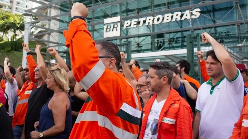 Conflito sobre venda de ativos da Petrobras faz petroleiros avaliarem greve