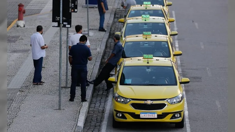 Três taxistas são multados e tiveram táxis apreendidos nesta sexta-feira (24)