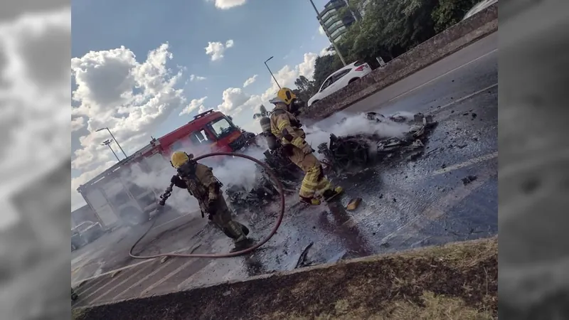 Lamborghini pega fogo, fica destruída e motorista some em Belo Horizonte