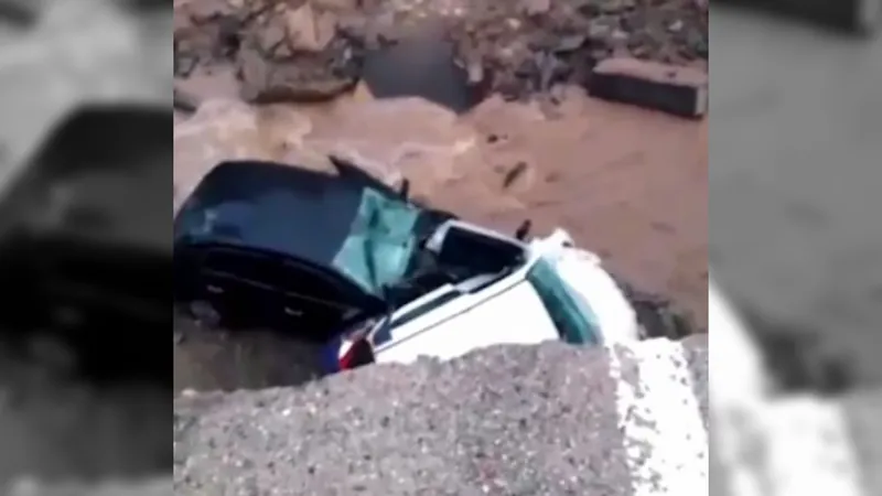 Chuva abre cratera em rodovia do Ceará e motoristas ficam feridos