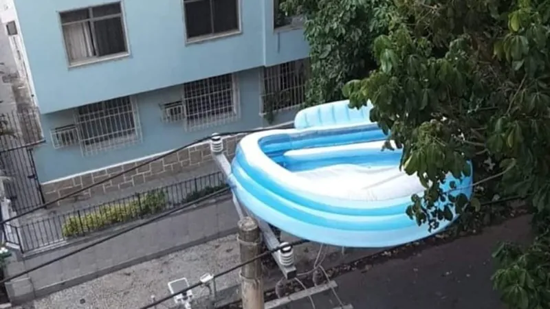 Piscina inflável é retirada da rede de energia após cair sobre fiação