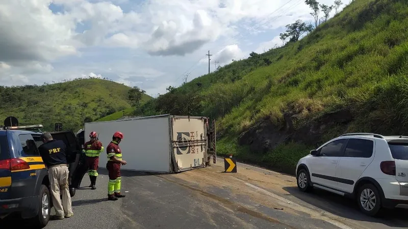 Caminhão tomba e interdita a Dutra, no trecho de Lavrinhas