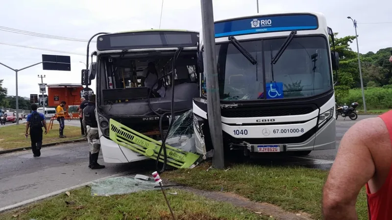 Acidente entre dois ônibus em Guaratiba deixa 13 pessoas feridas