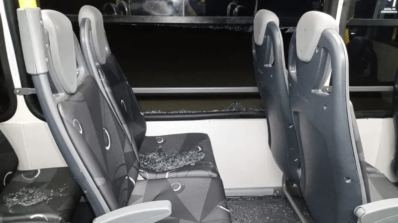 Ônibus novo é alvo de vandalismo em São Sebastião