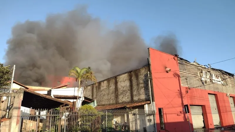 Loja de peças que pegou fogo é interditada nesta quarta-feira, em BH