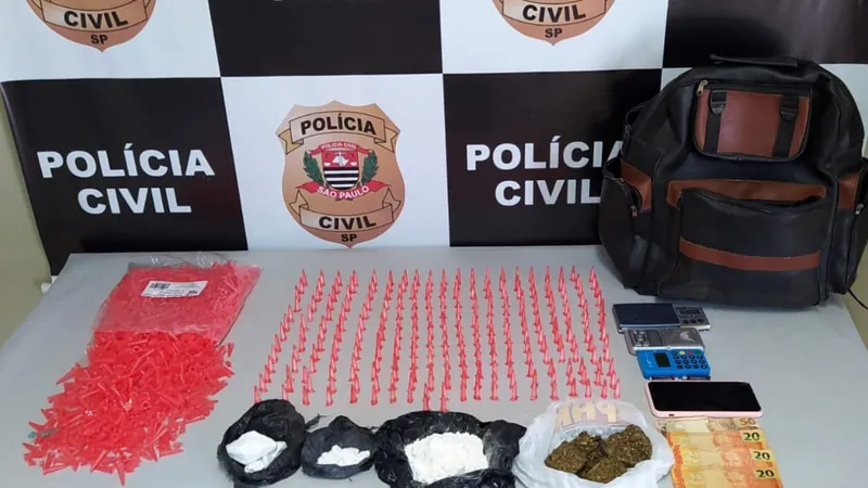 Ela estava com porções de cocaína e maconha