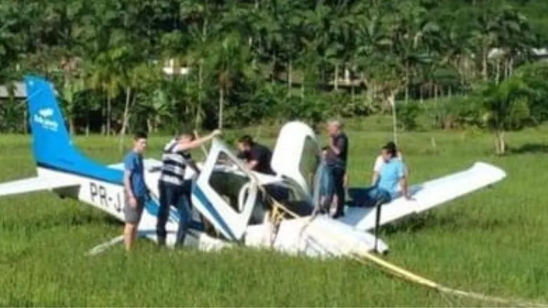 Avião com cinco pessoas cai em Santa Catarina; ninguém se feriu