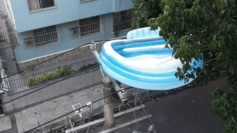 Piscina "voadora" é vista no Rio de Janeiro depois de ventania