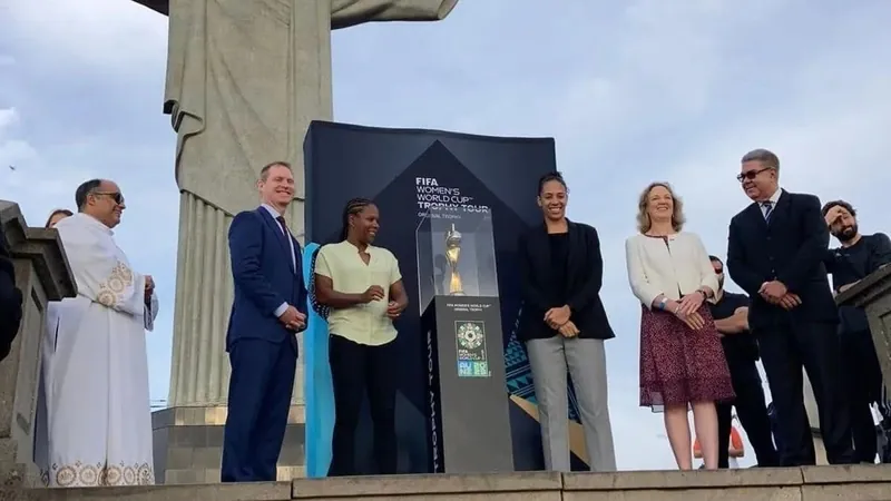 Taça da Copa do Mundo Feminina chega ao Brasil após passar por nove países